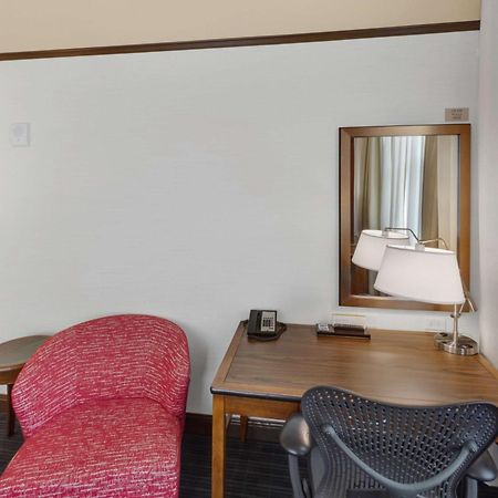 Hilton Garden Inn Milwaukee Downtown Exterior photo