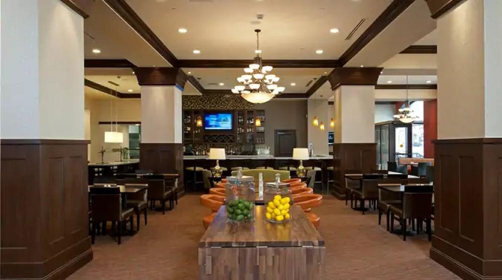 Hilton Garden Inn Milwaukee Downtown Exterior photo