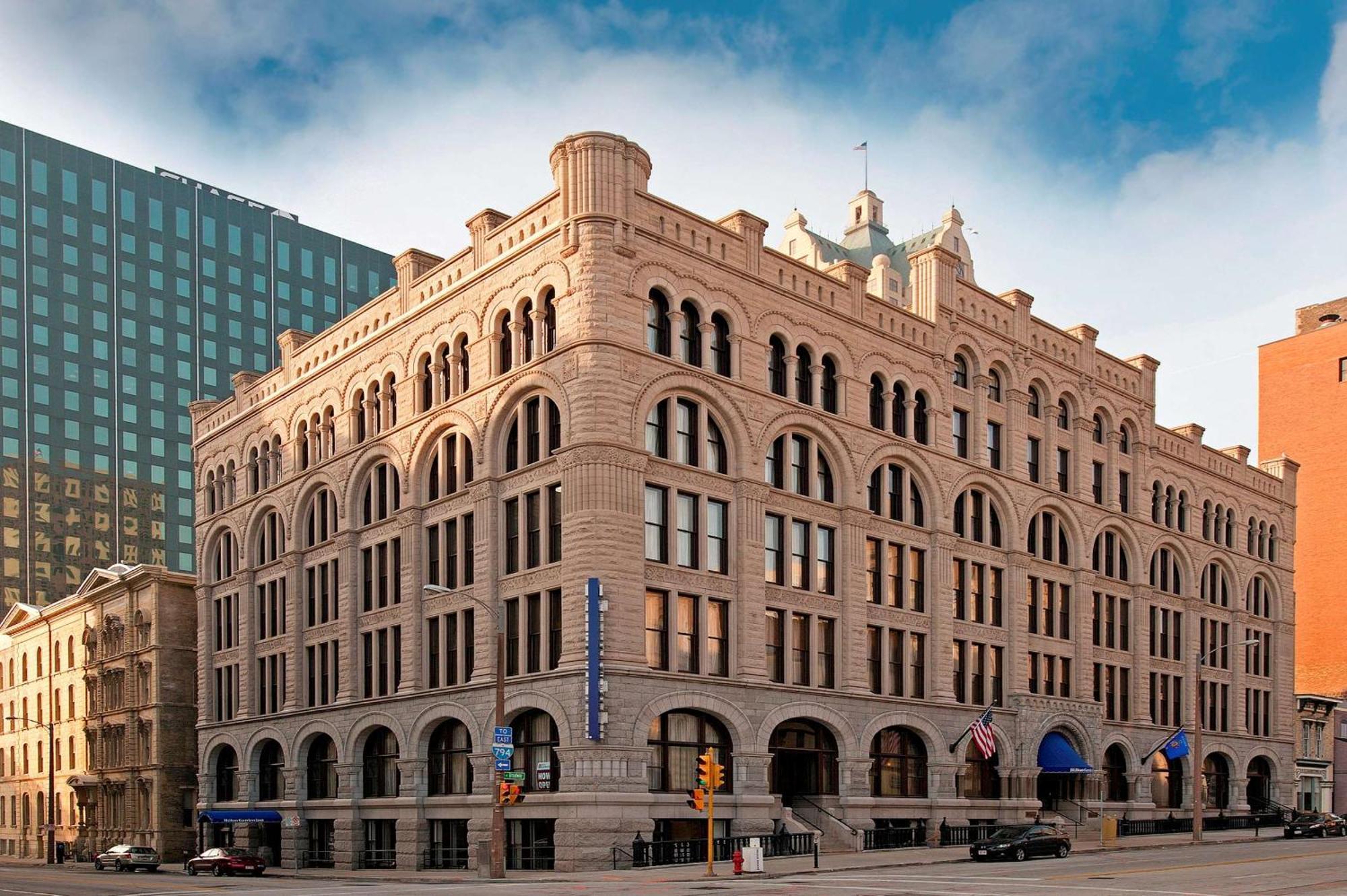 Hilton Garden Inn Milwaukee Downtown Exterior photo